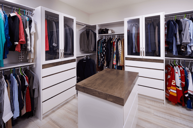 Include These 9 Fantastic Features in Your Next Home Walk-in Closet